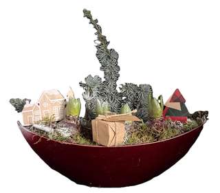 Coupe rouge avec sapin, maisonnette et jacinthes
