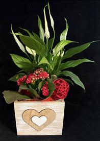 Composition florale avec cœur en bois